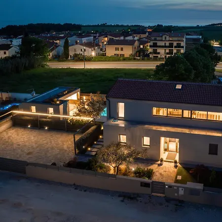 Luxury Lipa Tree Villa