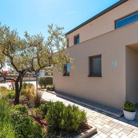 Luxury Lipa Tree Villa