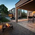 Villa Luxury Lipa Tree